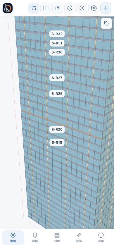 点击定位放大后，模型视角靠近所选构件，显示幕墙与楼层细节